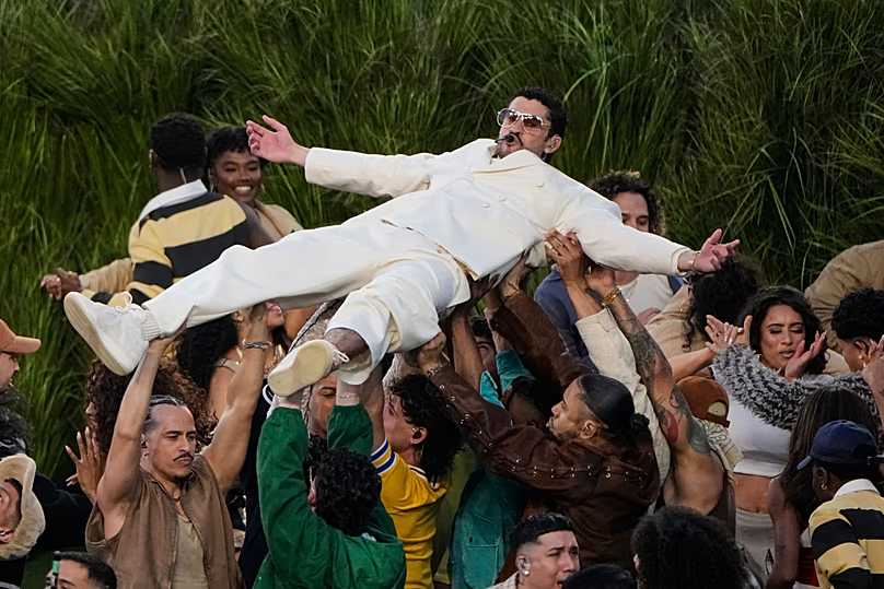 Multitud en concierto de Bad Bunny